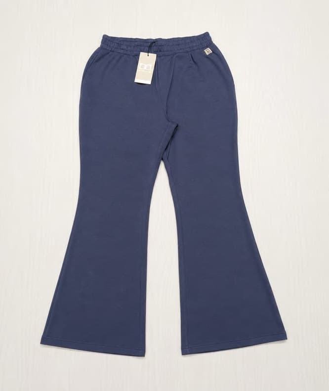 Ladies pant, shorts and crew neck in 55% rayon / 39% polyester / 6% elastane interlock, 250 GSM